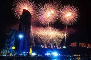 จัดงานเคาท์ดาวน์ริมหาดพัทยา