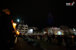 โดรนแปรอักษรในงานพิธีกลางคืนพร้อมผู้ชมจำนวนมาก