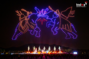 โดรนแปรอักษรรูปช้างกลางท้องฟ้าในงานอีเวนท์