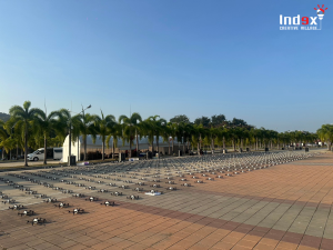 การจัดวางโดรนแปรอักษรเป็นกริดก่อนเริ่มการแสดง