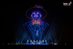 โดรนแปรอักษรรูปบุคคลพร้อมเลเซอร์ในงานพิธี