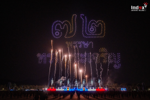 โดรนแปรอักษรข้อความภาษาไทยพร้อมพลุในงานกลางคืน