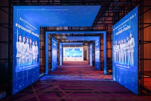 จอ LED Wall ขนาดใหญ่ติดตั้งบริเวณผนังและเพดานในงานอีเวนท์
