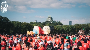 ตุ๊กตาเป่าลมยักษ์ในงานวิ่งมาราธอนกลางแจ้ง