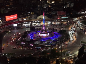 Projection Mapping ฉายภาพกราฟิกบนโต๊ะอาหารเพื่อเน้นสินค้าในงานอีเวนท์