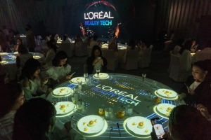 Projection Mapping ฉายภาพกราฟิกบนโต๊ะอาหารเพื่อเน้นให้อาหารดูโดดเด่นขึ้นในงานอีเวนท์