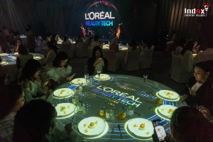  Projection Mapping ฉายภาพกราฟิกบนโต๊ะอาหารเพื่อเน้นให้อาหารดูโดดเด่นขึ้นในงานอีเวนท์