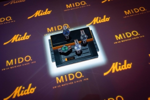 Projection Mapping ฉายภาพกราฟิกบนโต๊ะเพื่อเน้นสินค้าในงานอีเวนท์