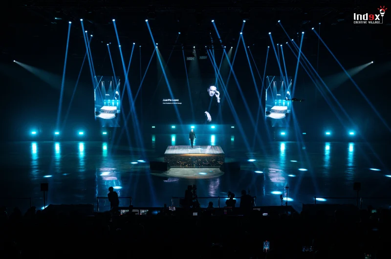 xpeng-immersive-blue-lighting-stage